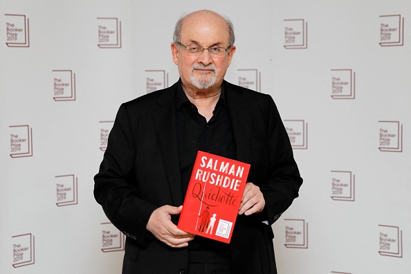 L'auteur britannique Salman Rushdie pose avec son livre 'Quichotte' lors de l'appel photo pour les auteurs présélectionnés pour le Booker Prize for Fiction 2019 au Southbank Centre à Londres, le 13 octobre 2019. (Photo : TOLGA AKMEN/AFP via Getty Images)