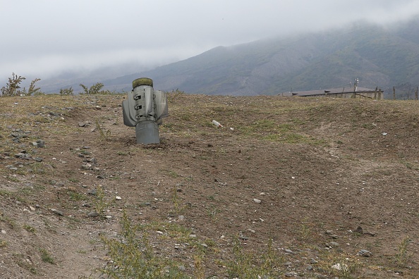 -Illustration- Un obus de roquette dans la région séparatiste du Haut-Karabakh le 1er octobre 2020. Photo de HAYK BAGHDASARYAN/PHOTOLURE/AFP via Getty Images.