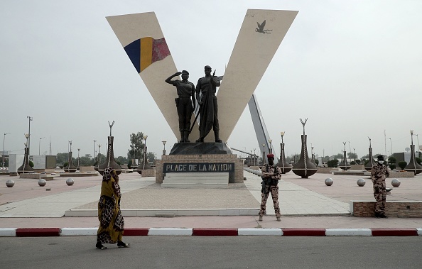 Des soldats tchadiens montent la garde sur la place de la Nation avant les funérailles nationales du président tchadien Idriss Deby à N'Djamena le 23 avril 2021. Photo CHRISTOPHE PETIT TESSON/POOL/AFP via Getty Images.