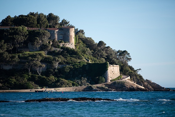 Cette photo prise le 14 mai 2022 montre le Fort de Bregancon, à Bormes-les-Mimosas, dans le sud de la France, où le président français séjourne pendant le week-end. (CLEMENT MAHOUDEAU/AFP via Getty Images)