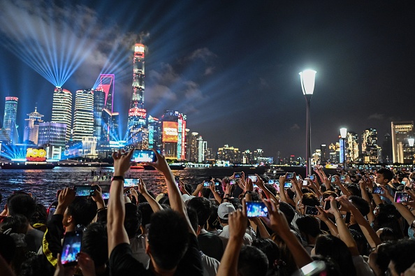 Un spectacle de lumière sur la promenade du Bund à Shanghai le 30 juin 2021. Photo par Hector RETAMAL / AFP via Getty Images.