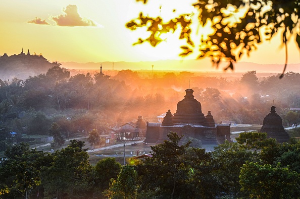 Le temple Lay Myet Hna au coucher du soleil à Mrauk U, dans l'État de Rakhine, à l'ouest du Myanmar. Photo de STR/AFP via Getty Images.