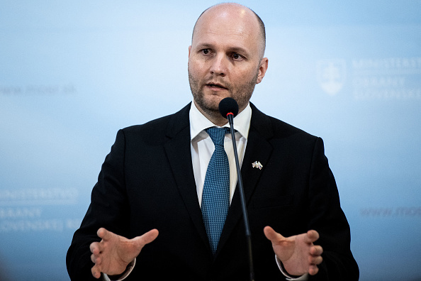 Le ministre slovaque de la Défense, Jaroslav Nad, tient une conférence de presse au ministère slovaque de la Défense à Bratislava, le 17 mars 2022.  (Photo : VLADIMIR SIMICEK/AFP via Getty Images)