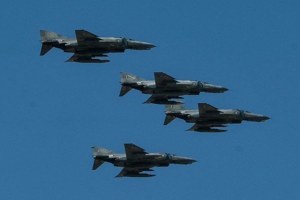 Des avions de chasse de l'armée de l'air grecque participent au défilé du jour de l'indépendance à Athènes le 25 mars 2022. Photo de Louisa GOULIAMAKI / AFP via Getty Images.