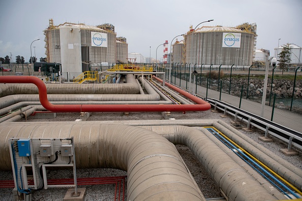 Des gazoducs à l'usine de regazéification Enagas de Barcelone, la plus ancienne d'Europe continentale, dans le port de Barcelone, lors d'une visite pour la presse internationale le 29 mars 2022. Photo de Josep LAGO / AFP via Getty Images.