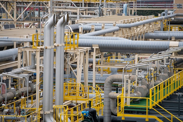 -Les gazoducs de l'usine de regazéification Enagas de Barcelone, le 29 mars 2022. Photo de Josep LAGO / AFP via Getty Images.