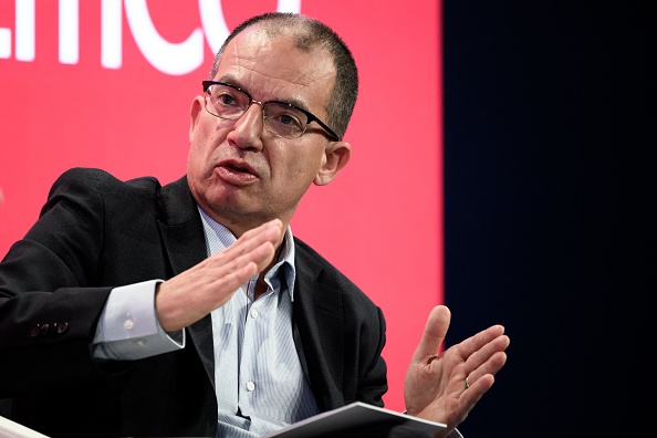 Stéphane Bancel, PDG de Moderna, fait des gestes pendant qu'il s'exprime lors d'une session de la réunion annuelle du Forum économique mondial à Davos, le 23 mai 2022. (Photo : FABRICE COFFRINI/AFP via Getty Images)