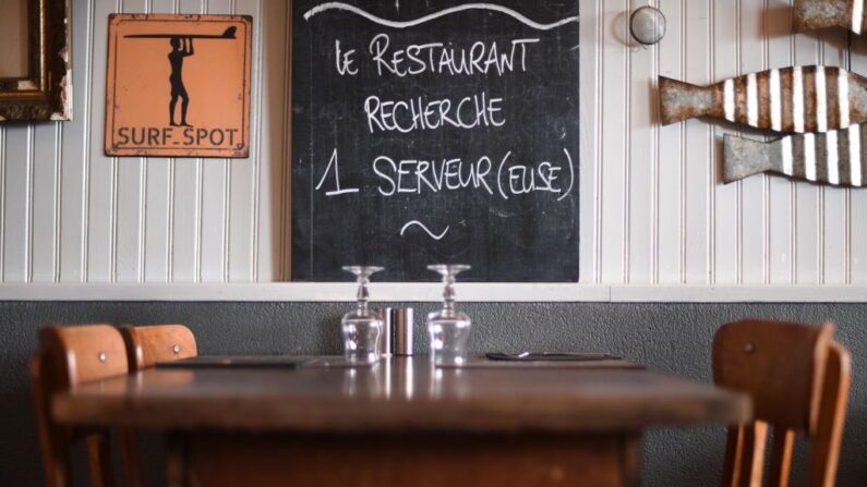 Photo prise au Café du Port à Plouezoc'h, Bretagne, mai 2022. (Crédit photo FRED TANNEAU/AFP via Getty Images)