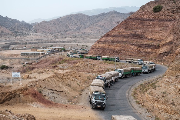 Un convoi de camions faisant partie d'un convoi du Programme alimentaire mondial (PAM) en route vers le Tigré est vu dans le village d'Erebti, en Éthiopie, le 9 juin 2022. Photo par EDUARDO SOTERAS/AFP via Getty Images.