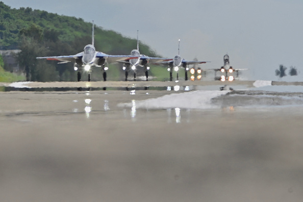 Des entraîneurs à réaction avancés construits localement du taxi de l'armée de l'air taïwanaise sur une piste d'une base aérienne à Taitung, dans l'est de Taïwan, le 6 juillet 2022. Photo de SAM YEH /AFP via Getty Images.