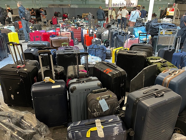 Des valises ne sont pas collectées au Terminal 3 de Heathrow, à l'ouest de Londres, le 8 juillet 2022., le secteur de l'aviation étant confronté à une pénurie de personnel et à une demande en plein essor alors que la pandémie recule. (Photo : PAUL ELLIS/AFP via Getty Images)