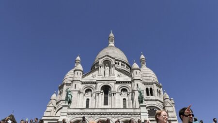 La chanteuse lyrique Veronica Antonelli arrêtée pour «tapage diurne» alors qu’elle chantait près du Sacré-Cœur à Paris