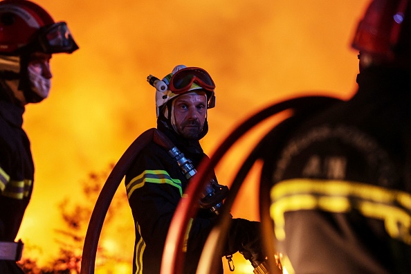 Pas de répit pour les soldats du feu. (Photo : THIBAUD MORITZ/AFP via Getty Images)