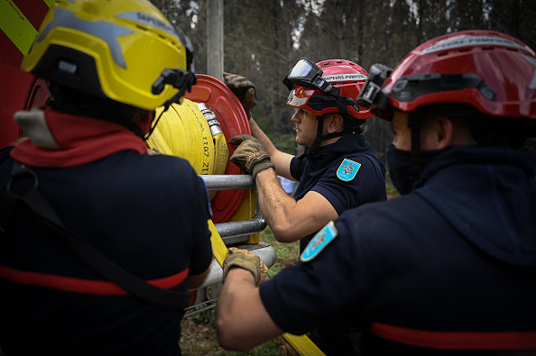 Pompiers en pleine action. (PHILIPPE LOPEZ/AFP via Getty Images)