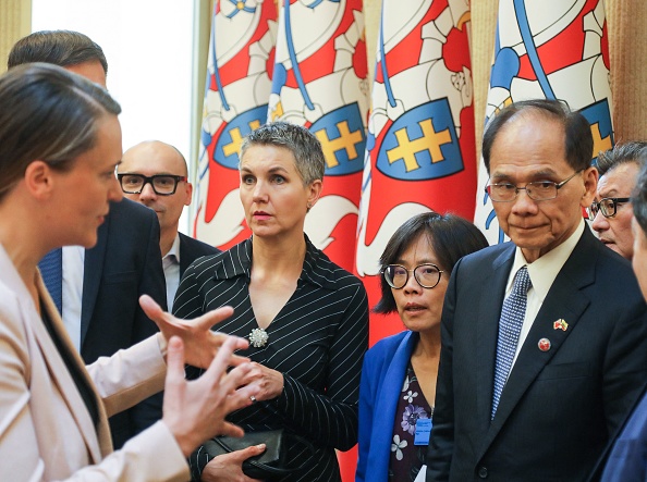 Le président du Yuan législatif de Taïwan, You Si-kun (2ème D), le vice-président du Parlement lituanien, Radvile Morkunaite-Mikuleniene (G) et les membres des commissions des affaires étrangères et des affaires européennes du Parlement monocaméral de Lituanie (Seimas) sont photographiés à Vilnius, Lituanie, le 22 juillet 2022. (Photo : PETRAS MALUKAS/AFP via Getty Images)