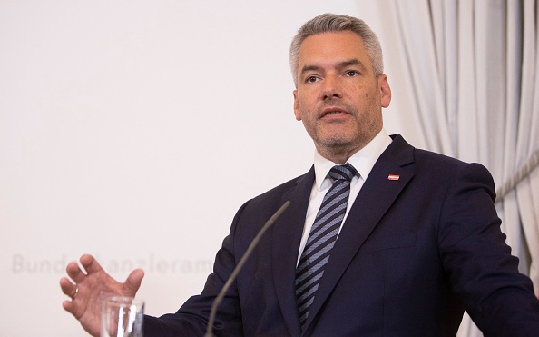 Le chancelier autrichien Karl Nehammer assiste à une conférence de presse à la Chancellerie fédérale à Vienne, Autriche, le 28 juillet 2022. (Photo : ALEX HALADA/AFP via Getty Images)