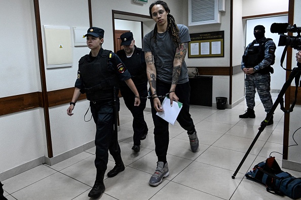 La joueuse de basket-ball de la Women's National Basketball Association (WNBA) Brittney Griner, qui a été arrêtée à l'aéroport Sheremetyevo de Moscou et ensuite accusée de possession illégale de cannabis, quitte la salle d'audience après le verdict du tribunal à Khimki, près de Moscou, le 4 août 2022. (Photo : KIRILL KUDRYAVTSEV/AFP via Getty Images)