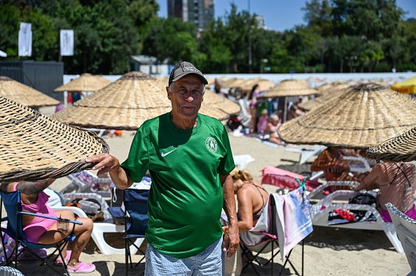 -Metin Cakmacki, sur la plage de Caddebostan, la côte du Bosphore côté asiatique à Istanbul le 28 juillet 2022. Photo par OZAN KOSE/AFP via Getty Images.