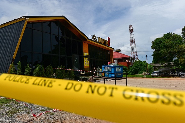 -Une barrière de sécurité autour de la discothèque Mountain B après un incendie meurtrier dans la province thaïlandaise de Chonburi le 5 août 2022. Photo de MANAN VATSYAYANA/AFP via Getty Images.