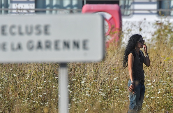 La présidente de l'ONG de conservation marine Sea Sheperd France Lamya Essemlali, près de l'écluse de Notre-Dame-de-la-Garenne, lors du sauvetage d'un béluga dans la Seine, le 6 août 2022.  (JEAN-FRANCOIS MONIER/AFP via Getty Images)