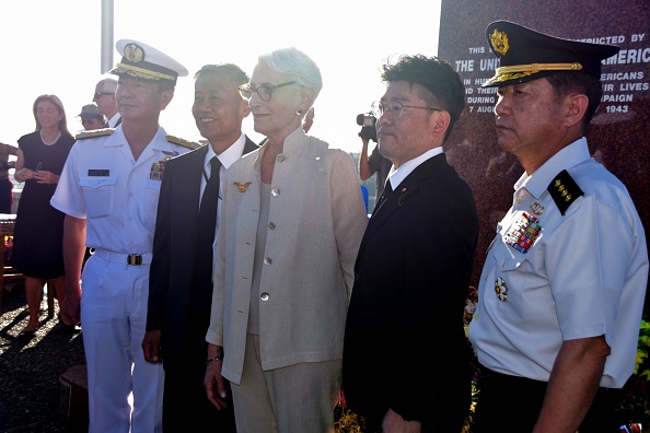 Wendy Sherman avec des délégués et des représentants du Japon à l'occasion du 80e anniversaire de la bataille de Guadalcanal sur les Îles Salomon le 7 août 2022. Photo de Charley PIRINGI / AFP via Getty Images.