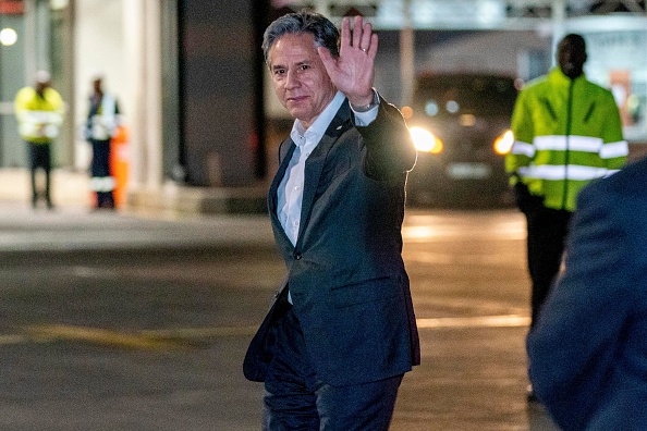 Le secrétaire d'État américain Antony Blinken arrive à l'aéroport international de Lanseria à Johannesburg le 7 août 2022. Photo par Andrew HARNIK/POOL/AFP via Getty Images.