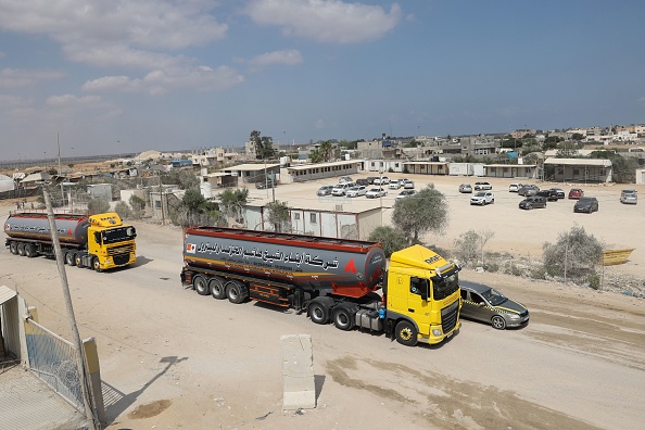 -Un camion-citerne entre dans la bande de Gaza, à Rafah dans l'enclave palestinienne du sud après une trêve, le 8 août 2022. Photo de SAID KHATIB/AFP via Getty Images.