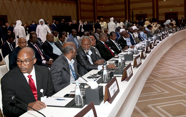 -Dans la capitale qatarie Doha divers représentants assistent à la cérémonie de signature entre l'autorité militaire tchadienne et plus de 40 groupes d'opposition, le 8 août 2022. Photo par MUSTAFA ABUMUNES/AFP via Getty Images.