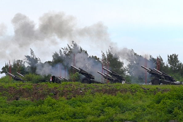 Des soldats de l'armée taïwanaise tirent avec l'obusier de 155 mm lors d'un exercice anti-atterrissage à tir réel dans le comté de Pingtung, au sud de Taïwan, le 9 août 2022. Photo de Sam Yeh / AFP via Getty Images.