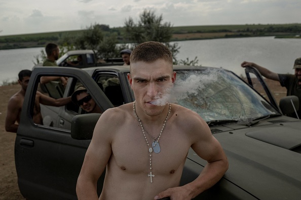 -Les soldats ukrainiens se reposent à quelques kilomètres de la ligne de front dans la région du Donbass le 10 août 2022. Photo de Bulent KILIC / AFP via Getty Images.