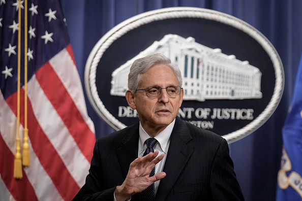 Le procureur général des États-Unis, Merrick Garland, explique aux journalistes qu'il ne répondra pas aux questions après avoir fait une déclaration au ministère de la Justice des États-Unis, le 11 août 2022 à Washington, DC. (Photo : Drew Angerer/Getty Images)