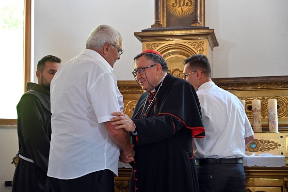 Le cardinal bosniaque Vinko Puljic serre la main du musulman bosniaque Husejn Smajic avant la cérémonie d'ouverture de l'église catholique nouvellement construite à Bugojno, le 2 août 2022. Photo par ELVIS BARUKCIC/AFP via Getty Images.