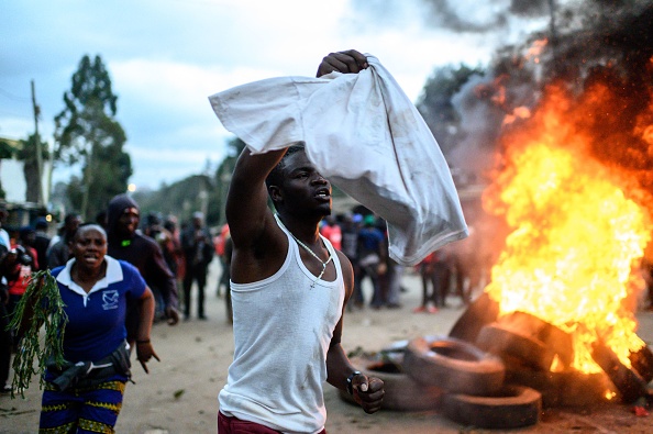 Manifestation contre les résultats des élections générales du Kenya à Kibera, Nairobi, dans l'ouest du Kenya, le 15 août 2022. Photo de GORDWIN ODHIAMBO/AFP via Getty Images.