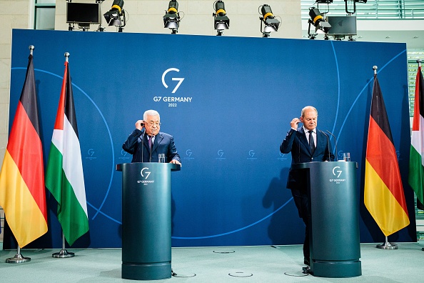 Le chancelier allemand Olaf Scholz et le président palestinien Mahmud Abbas tiennent une conférence de presse conjointe à la chancellerie de Berlin, en Allemagne, le 16 août 2022. Photo de JENS SCHLUETER / AFP via Getty Images.