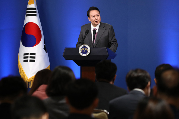 Le président sud-coréen Yoon Suk-yeol marque ses 100 premiers jours de mandat au bureau présidentiel de Séoul le 17 août 2022. Photo de Chung Sung-Jun / POOL / AFP via Getty Images.