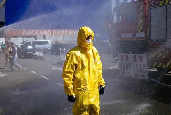 Un secouriste du ministère ukrainien des urgences assiste à un exercice dans la ville de Zaporizhzhia le 17 août 2022, en cas d'un éventuel incident nucléaire. Photo de Dimitar DILKOFF/AFP via Getty Images.