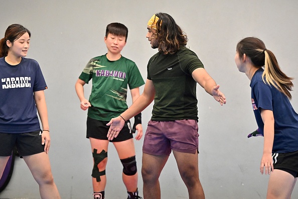 -Royal Sunar, un Népalais né à Hong Kong, s'adresse aux participants jouant au kabaddi, un sport de lutte populaire en Asie du Sud le 23 mai 2022. Photo de PETER PARKS/AFP via Getty Images.