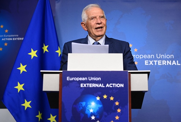 Le haut représentant de l'Union européenne pour les affaires étrangères et la politique de sécurité, Josep Borrell, fait une déclaration après le dialogue Belgrade-Pristina au siège du SEAE à Bruxelles, le 18 août 2022. (Photo : JOHN THYS/AFP via Getty Images)