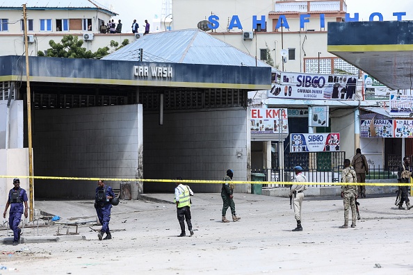 Des agents de sécurité patrouillent sur le site des explosions à Mogadiscio le 20 août 2022. Photo de HASSAN ALI ELMI/AFP via Getty Images.