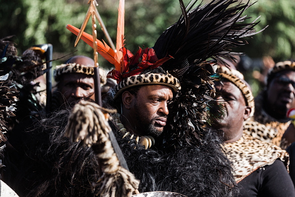 Le roi de la nation Amazulu Misuzulu kaZwelithini se tient aux côtés d'Amabutho lors de son couronnement au palais royal, le 20 août 2022. Photo de RAJESH JANTILAL/AFP via Getty Images.