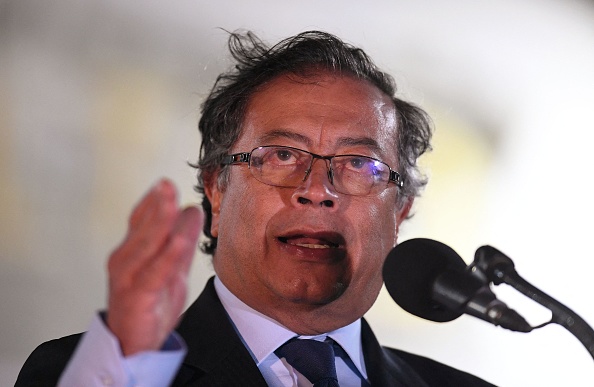 Le président colombien Gustavo Petro prononce un discours lors d'une cérémonie de nomination d'Ivan Velasquez comme nouveau ministre de la Défense à l'école militaire Jose Maria Cordova de Bogota, le 20 août 2022. Photo de DANIEL MUNOZ/AFP via Getty Images.