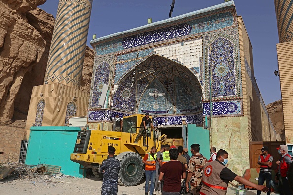 Des secouristes irakiens recherchent des survivants piégés sous les décombres du sanctuaire de Qattarat al-Imam Ali, à Karbala en Irak le 21 août 2022. Photo de Mohammed SAWAF / AFP via Getty Images.