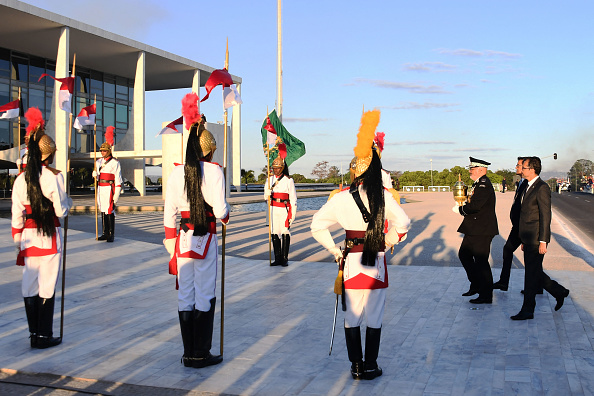 -Le commandant de la police municipale de Porto, Portugal, Antonio Leitao da Silva, porte l'urne avec le cœur de Dom Pedro I, fondateur et premier souverain de l'Empire du Brésil, le 23 août 2022. Photo par EVARISTO SA/AFP via Getty Images.