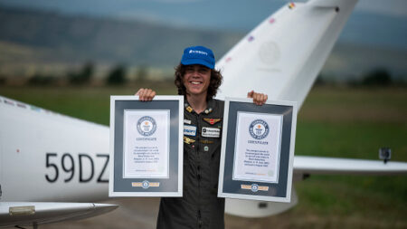 À 17 ans, Mack Rutherford bat le record du tour du monde en solo en ULM