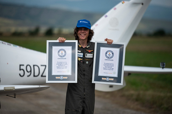 Mack Rutherford âgé de 17 ans, a reçu un certificat de record du monde Guiness pour son exploit.  (Photo : NIKOLAY DOYCHINOV/AFP via Getty Images)