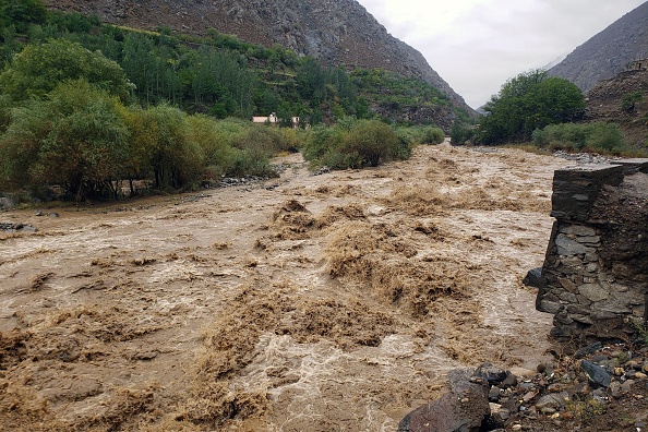 Une rivière couverte de boue coule après des crues soudaines dans la province du Panjshir le 24 août 2022. Photo par -/AFP via Getty Images.