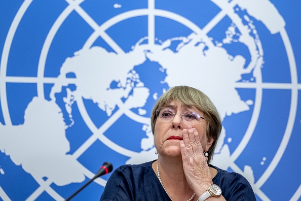 La Haut-Commissaire des Nations unies aux droits de l'homme sortante, Michelle Bachelet, donne une dernière conférence de presse dans les bureaux des Nations unies à Genève, le 25 août 2022. Mme Bachelet fait face à des pressions pour publier un rapport longtemps retardé sur la situation dans la région du Xinjiang. (Photo : FABRICE COFFRINI/AFP via Getty Images)