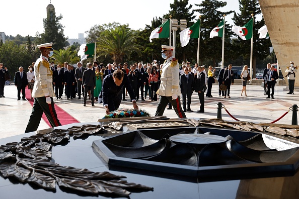 Le président français Emmanuel Macron dépose une gerbe de fleurs au monument des Martyrs à Alger le 25 août 2022. Photo Ludovic MARIN / AFP via Getty Images.