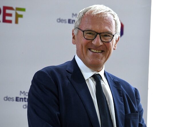 Le PDG et président du groupe énergétique français EDF Jean-Bernard Lévy lors d'une session de la conférence d'été du Medef La REF 2022 à l'hippodrome de Longchamp à Paris, le 29 août 2022.  (ERIC PIERMONT/AFP via Getty Images)