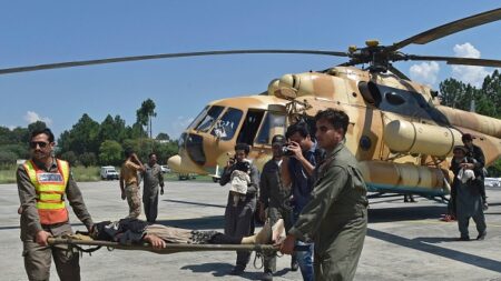 Pakistan: dans les vallées isolées par les inondations, le salut vient des airs